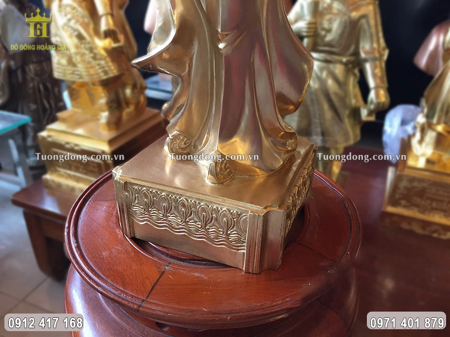 Phần chân đế được chạm khắc vững chãi